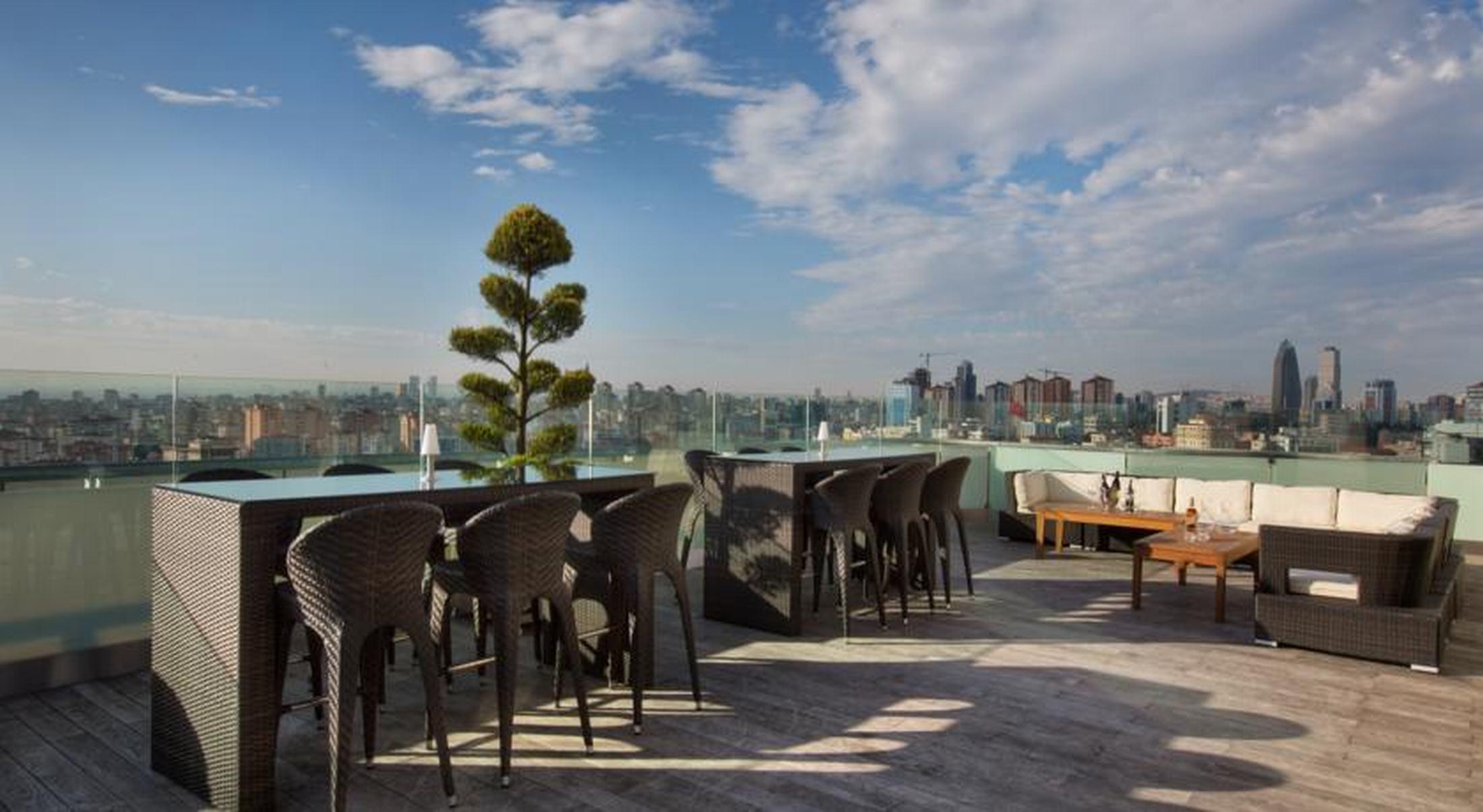 Dedeman Bostanci Istanbul Hotel & Convention Center Ngoại thất bức ảnh The rooftop bar at the Standard East Village