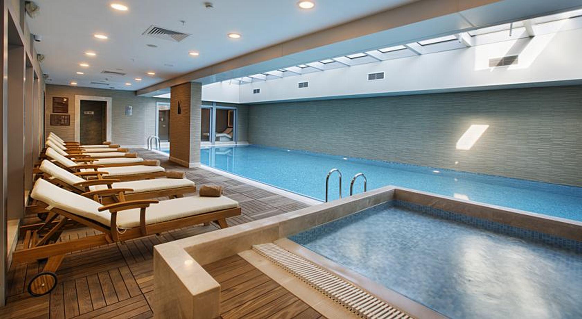 Dedeman Bostanci Istanbul Hotel & Convention Center Ngoại thất bức ảnh The swimming pool at the hotel
