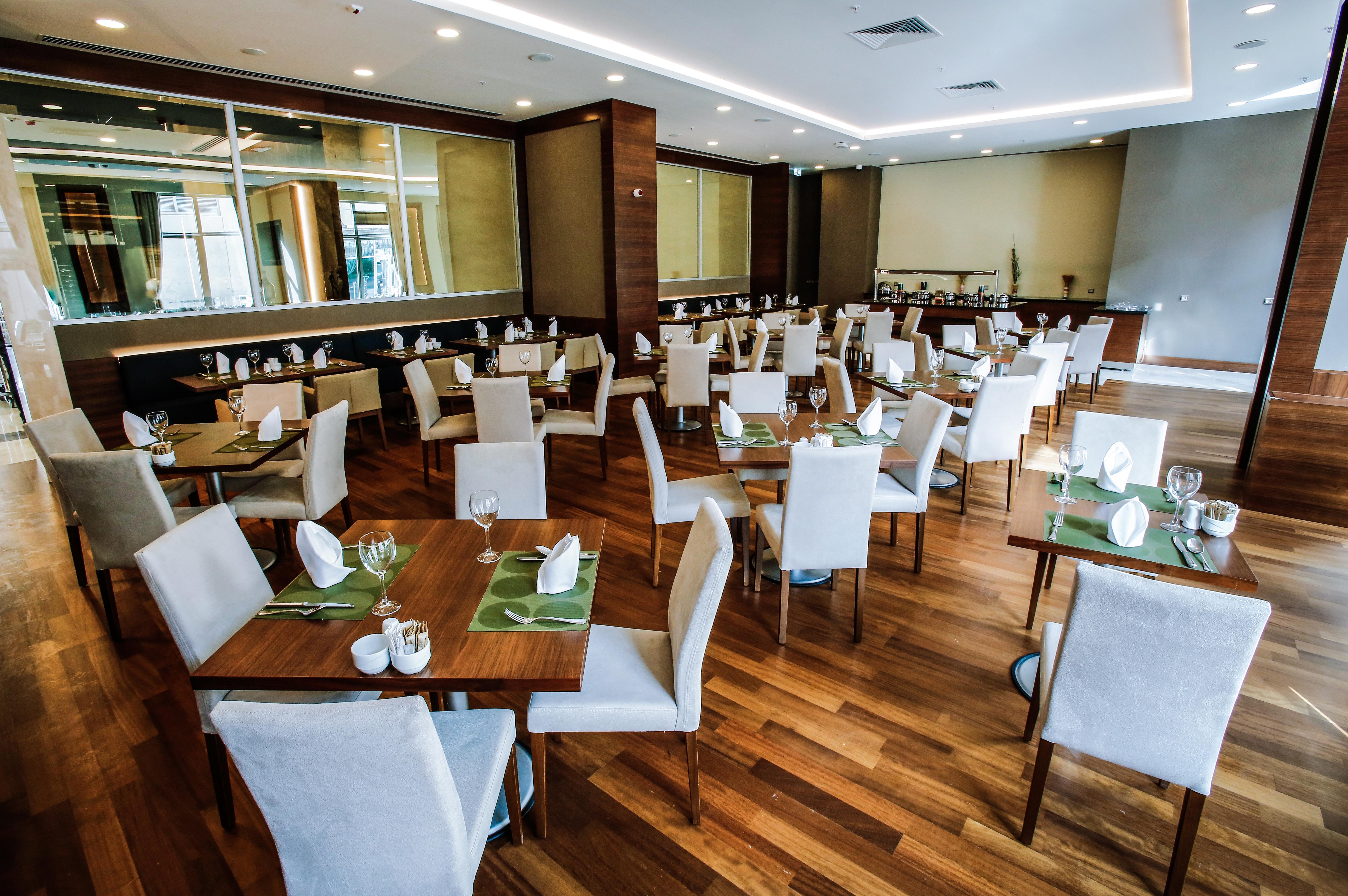 Dedeman Bostanci Istanbul Hotel & Convention Center Ngoại thất bức ảnh The restaurant at the hotel