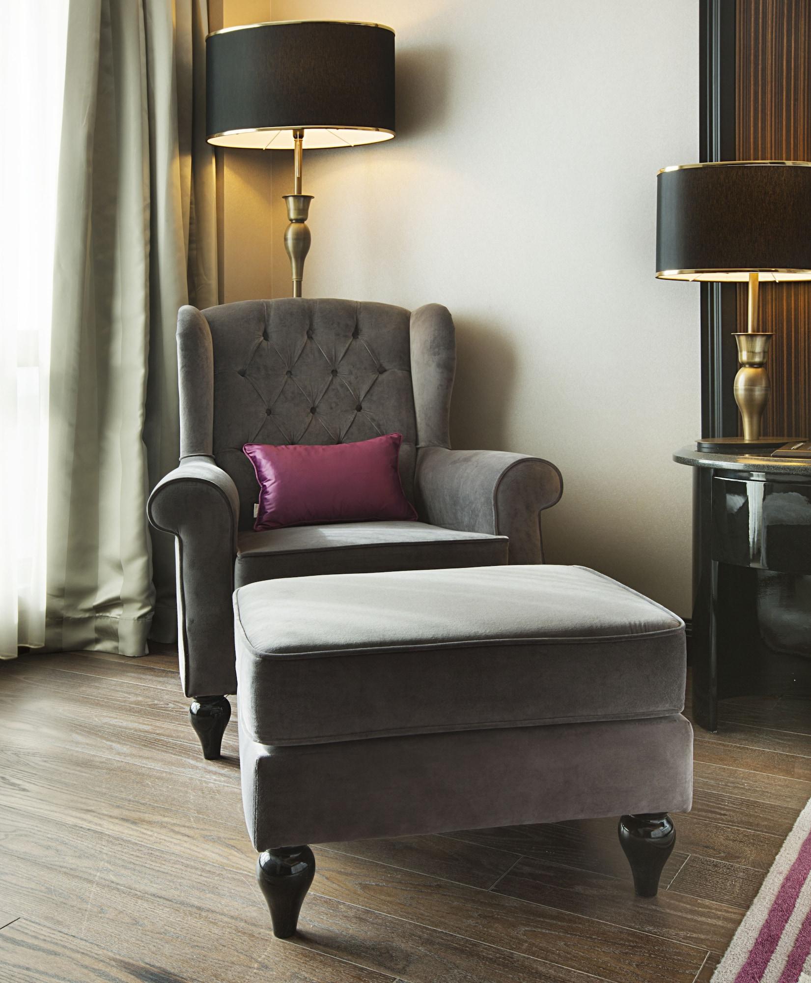 Dedeman Bostanci Istanbul Hotel & Convention Center Ngoại thất bức ảnh A chair with a footstool